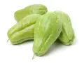En grupp ljusgröna chayote-frukter, även kända som "que es chayote", ligger på en vit bakgrund.