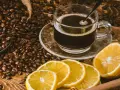 En kopp kaffe med citron, omgiven av rostade kaffebönor. En unik kombination för en café con limón-upplevelse.
