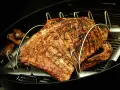 Saftiga baby back ribs på grillen, perfekt kryddade och med fin yta.