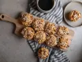 Nyttiga muffins med havre och mandel, perfekta som en del av recetas para bajar de peso. En kopp kaffe till.