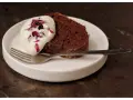 Chokladkaka med grädde och blomblad, en perfekt kombination till en kall öl.