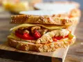 En saftig sandwich med pulled chicken, ost och tomat på grovt bröd. Perfekt för en snabb lunch!