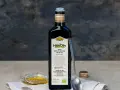 En flaska Zeta Hälsoliv Ekologisk Olio Extra Vergine di Oliva, perfekt aceite de oliva para cocinar. En sked och en liten skål med olja syns också.