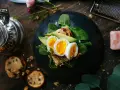 Ägg på rostat bröd med avokado och spenat. Kan jag äta ägg om jag har höga triglycerider? Ja, ägg kan vara en del av en balanserad kost.
