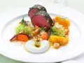 Saftigt lomito con vegetales, med rostade rotfrukter, krispig kål och en krämig sås.