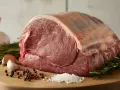 Rå oxstek med ben, omgiven av rosmarin, vitlök och pepparkorn. Perfekt för en klassisk stek.