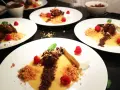 Eleganta desserter med choklad, hallon och en gyllene sås som påminner om dulce de tamarindo.