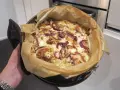 En nybakad paj med lök och ost, ett av hemligheterna i köket.