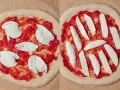 Två olika tipos de pizza förbereds: en med klumpar av mozzarella, den andra med skivor.