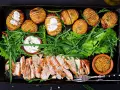 En härlig bricka med saftig kyckling, krispiga Hasselbackspotatisar och fräsch sallad. Perfekt för **cenas saludables y ligeras** – hälsosamma och lätta middagar.