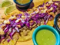 Tacos med möra köttstrimlor, krispig rödkål, fläsksvål och gröna såser. Perfekta ingredientes para tacos!