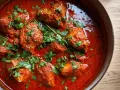 En mustig kycklinggryta, estofado de pollo, i en rik tomatsås, toppad med färsk koriander.