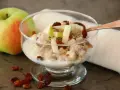 En skål med havregrynsgröt med äppelbitar och russin, bredvid ett äpple. Enkel guide för como preparar avena.