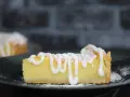 En bit krämig citronpaj med glasyr, som en söt salpor de arroz.