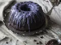Mörk chokladkaka med lila glasyr och kaffebönor, ett härligt pastel de cafe.