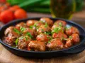Läckra köttbullar i tomatsås, perfekt för "como hacer albondigas". Garnerade med färsk persilja.