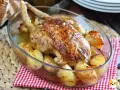 Helstekt kyckling med rostade potatisar i en glasform. En härlig carne a la plancha som doftar ljuvligt.