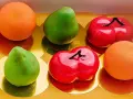 Sju glaserade bakverk i form av frukter: päron, körsbär och apelsiner. Dessa pasteles de frutas ser utsökta ut!