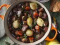 En gryta med mustig köttgryta, svamp, morötter och hela små lökar. Perfekt för att laga en smakrik "posta de yugo para que sirve" – en rätt som värmer själen.