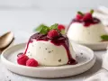Krämig pannacotta med hallonsås och färska hallon. En perfekt dessert i ett glas.