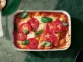 Ugnsbakad gnocchi med tomater och basilika, en rätt som visar hur enkla **especias para cocinar** kan lyfta en måltid.