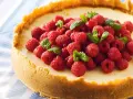 Klassisk ugnsbakad cheesecake med hallon och mynta. En perfekt receta de cheesecake tradicional al horno för alla tillfällen.