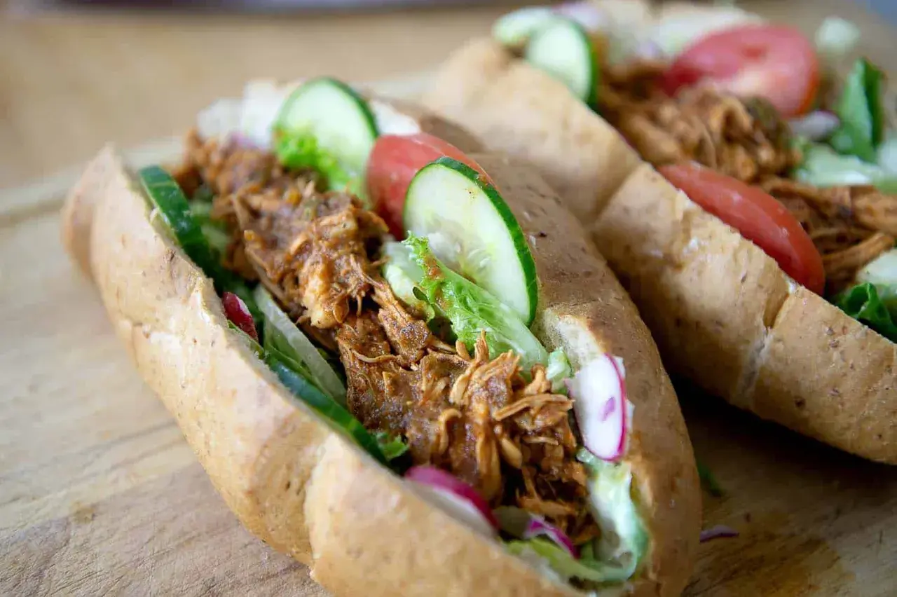 Två saftiga baguetter med pulled chicken, krispig sallad, gurka och tomat. Perfekt för en snabb och god lunch.
