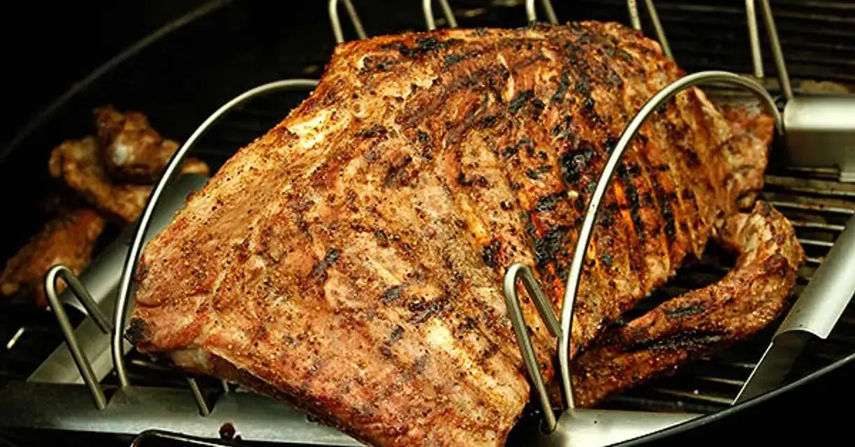 Saftiga baby back ribs på grillen, perfekt kryddade och med fin yta.