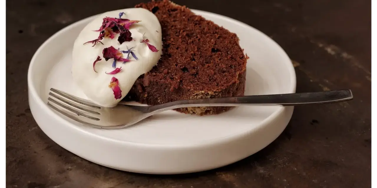 Chokladkaka med grädde och blomblad, en perfekt kombination till en kall öl.
