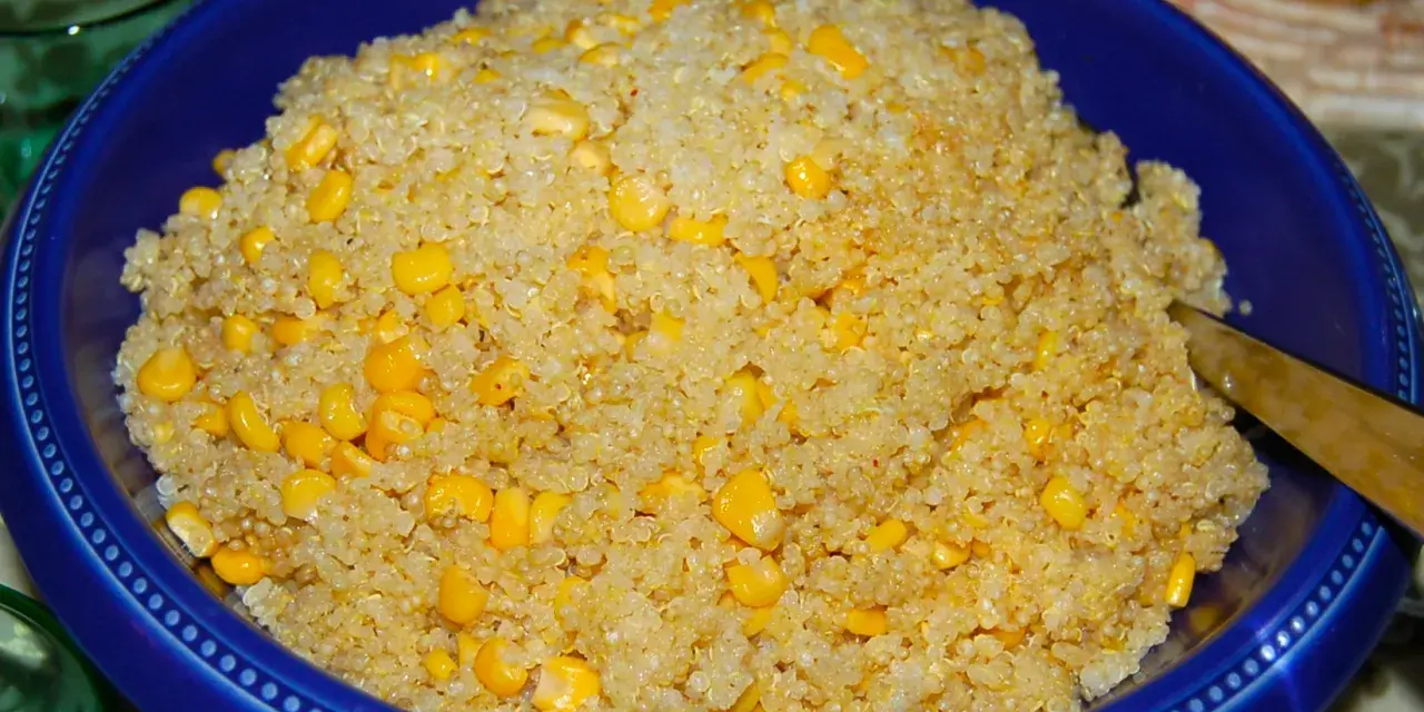 En skål med quinoa och majs. Quinoa är ett näringsrikt frö som kan användas som ett hälsosamt alternativ till ris.