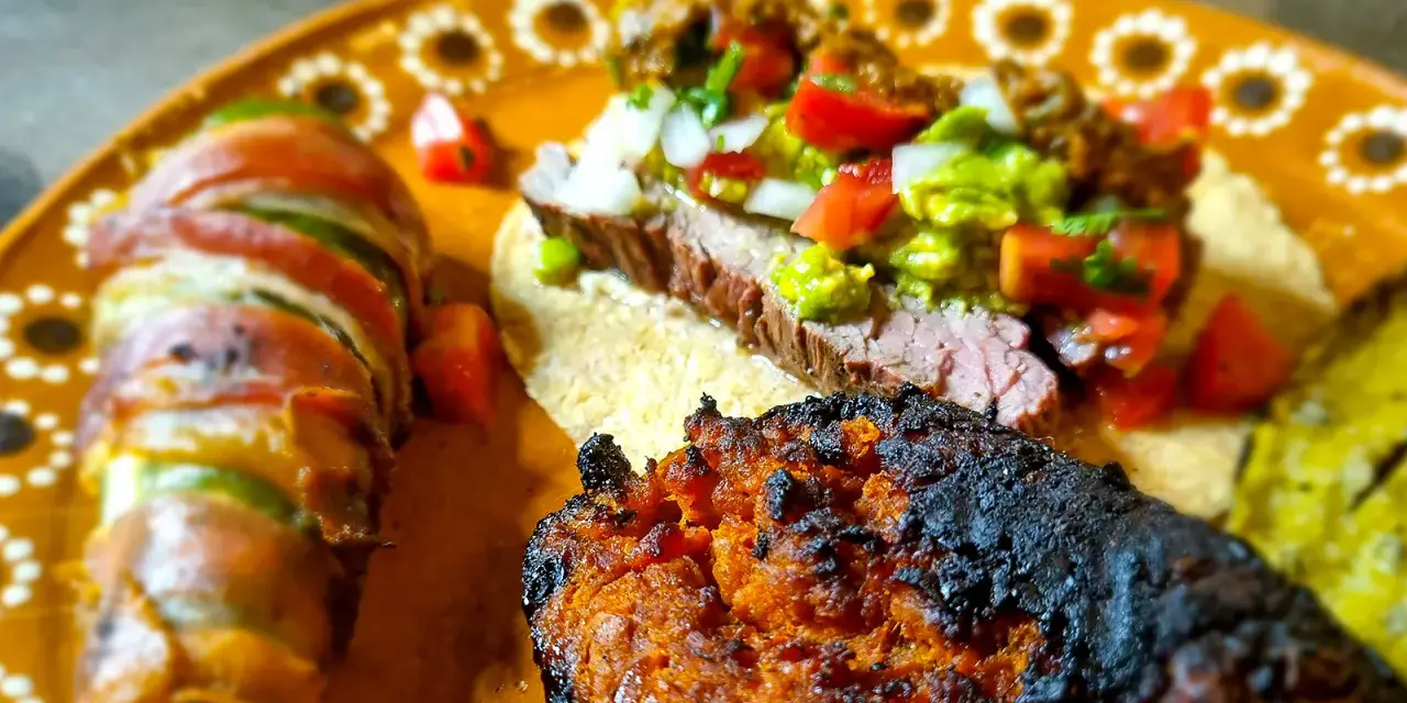 En läcker tallrik med mexikansk mat: en taco med saftig entraña de res, jalapeños inslagna i bacon och en kryddig chorizo.