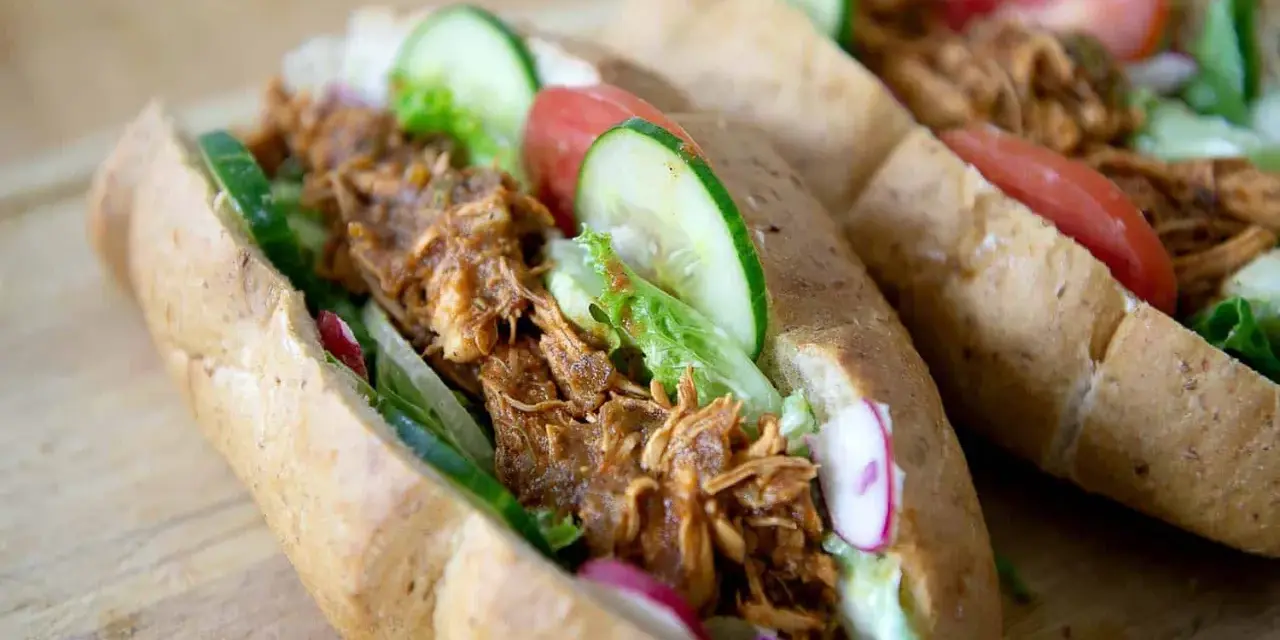 Två saftiga baguetter med pulled chicken, krispig sallad, gurka och tomat. Perfekt för en snabb och god lunch.