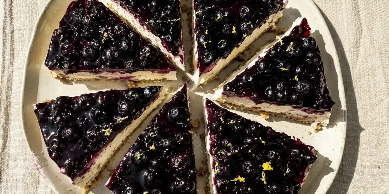 En cheesecake de oreo med blåbärstopping och citronskal. En härlig dessert som ser fantastisk ut.