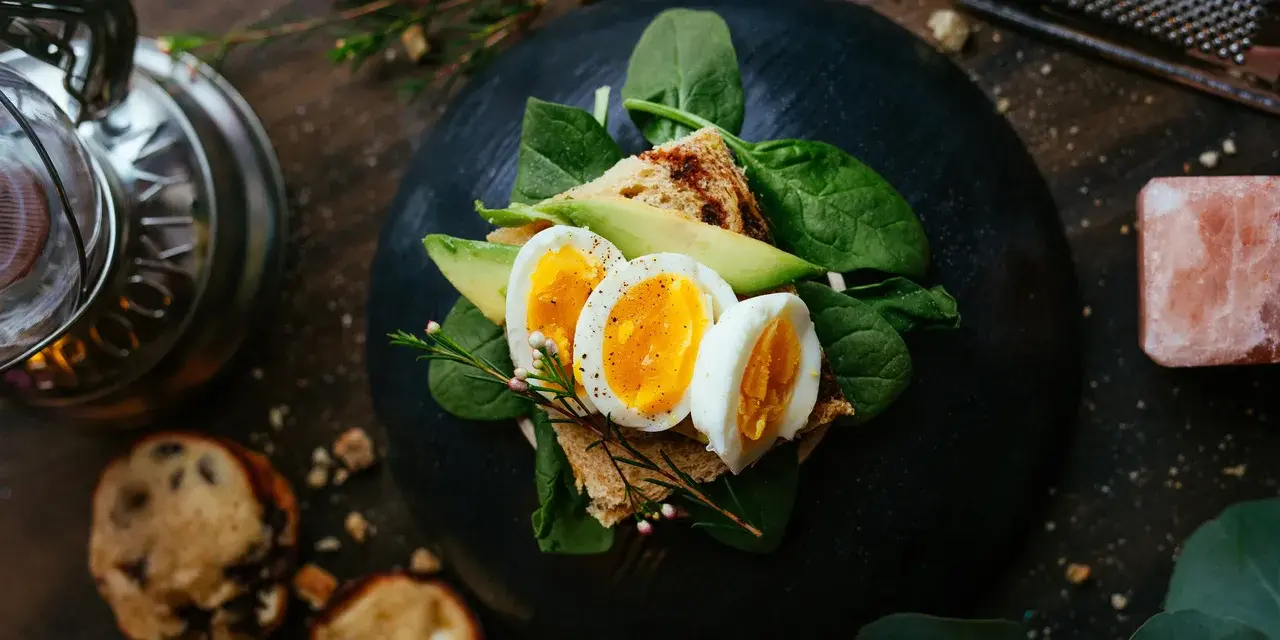 Ägg på rostat bröd med avokado och spenat. Kan jag äta ägg om jag har höga triglycerider? Ja, ägg kan vara en del av en balanserad kost.