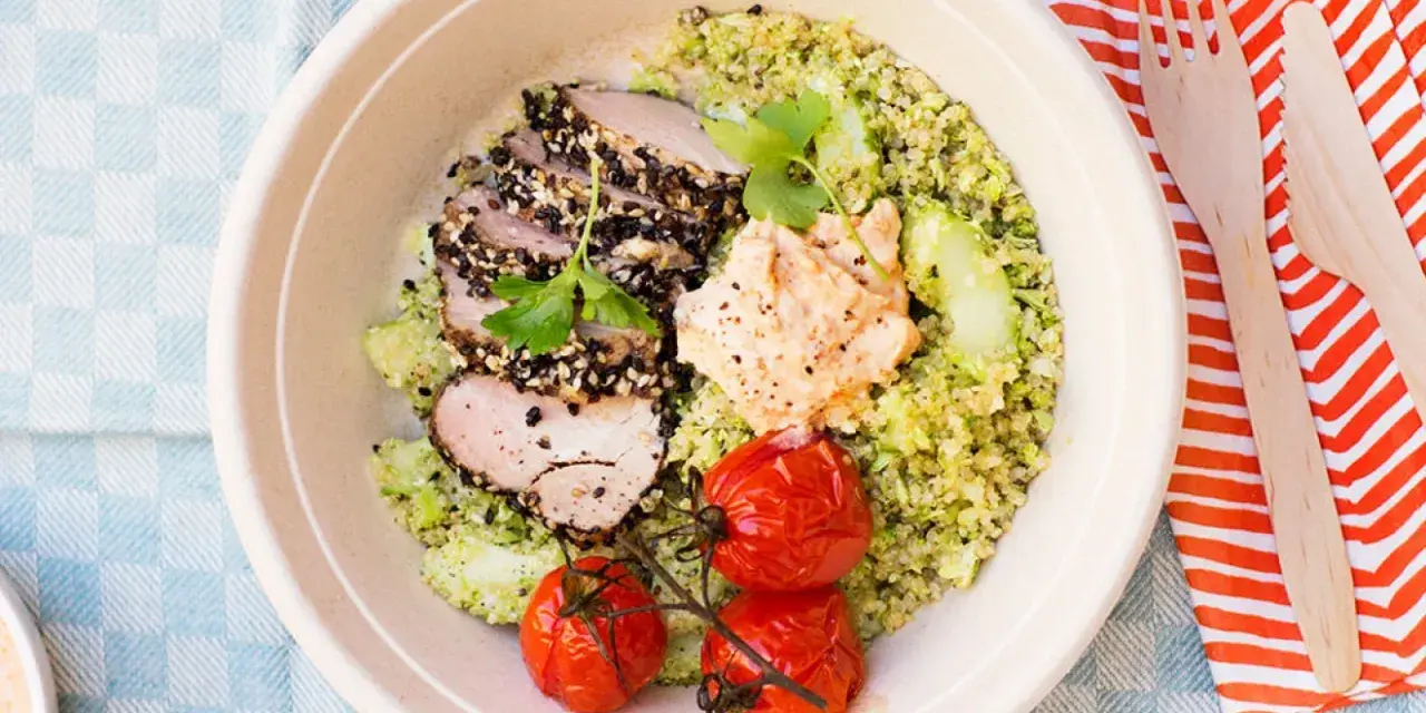 En skål med quinoa, grillad fläskfilé, tomat och hummus. Quinoa är bra för dig!