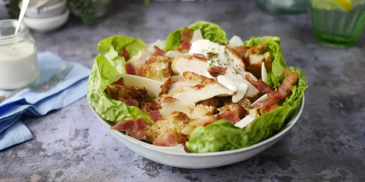 En härlig kycklingsallad med krutonger, bacon och parmesanost. En riktig pollo bonanza!