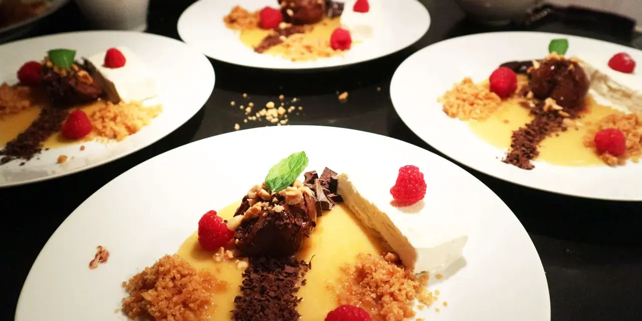 Eleganta desserter med choklad, hallon och en gyllene sås som påminner om dulce de tamarindo.