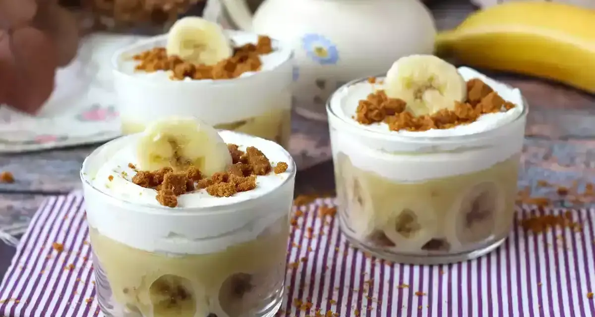 Tre små glas med bananpudding, vispad grädde och krossade kex. Platanos en gloria i sin dessertform.
