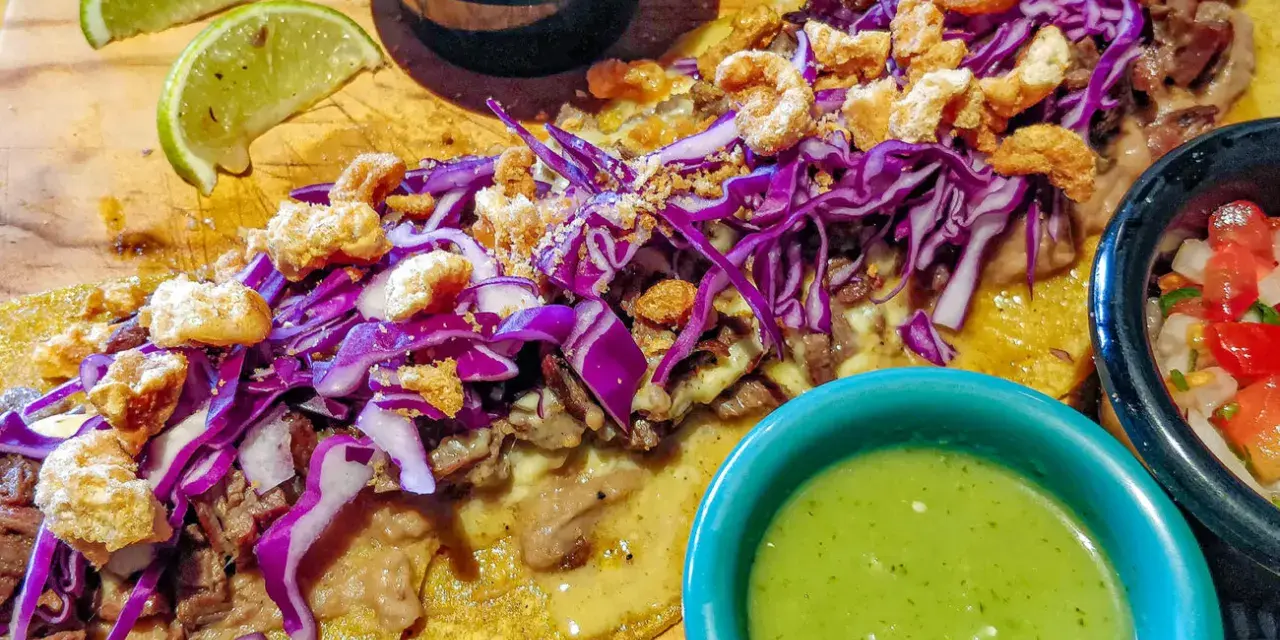 Tacos med möra köttstrimlor, krispig rödkål, fläsksvål och gröna såser. Perfekta ingredientes para tacos!