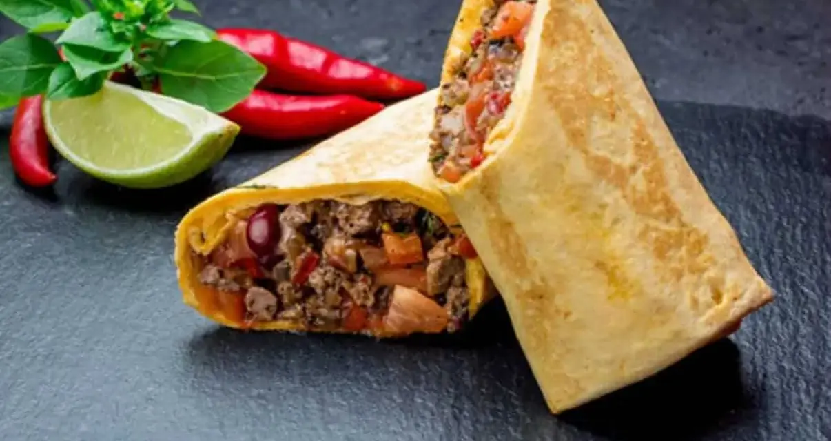 Två saftiga burritos med köttfyllning, chili, lime och basilika. Enkel guide: como hacer burritos de res.