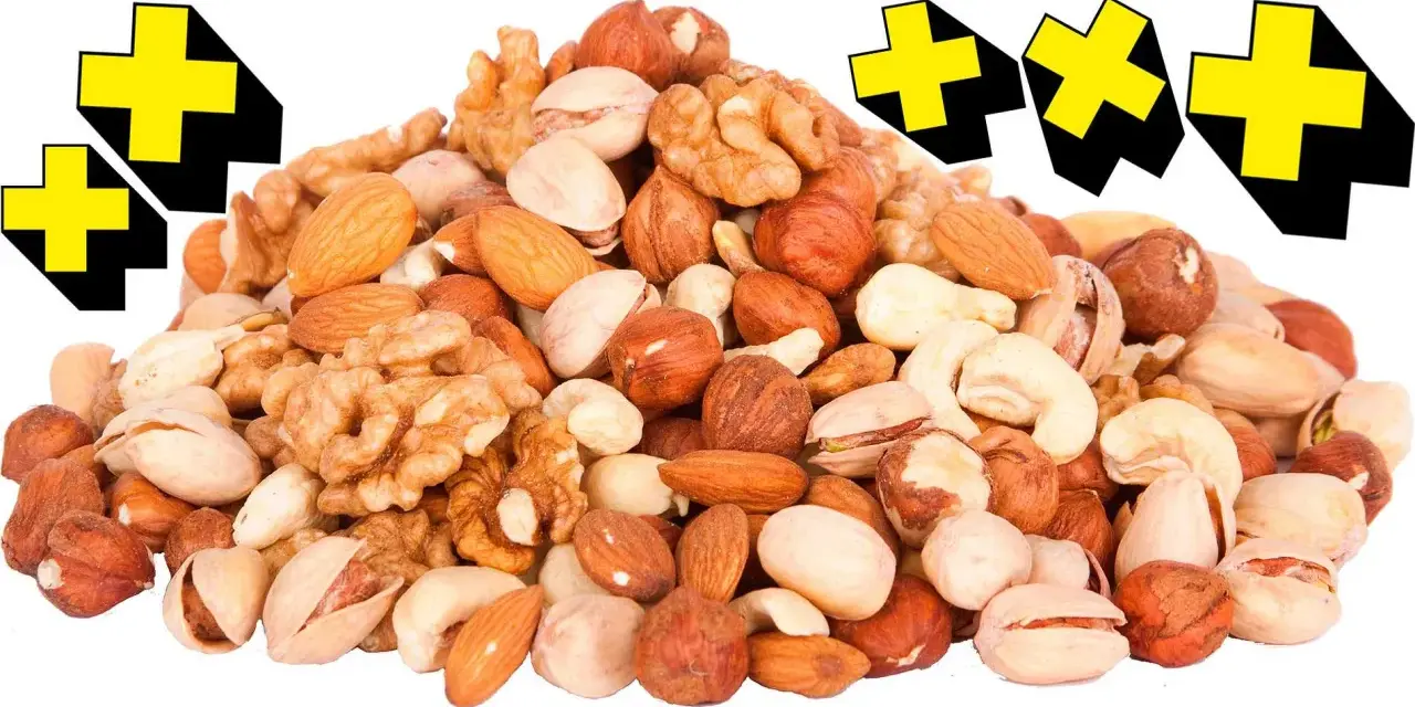 En hög med nötter, som mandlar, valnötter och pistagenötter, med gula kors i bakgrunden. Perfekt för en energiboost!