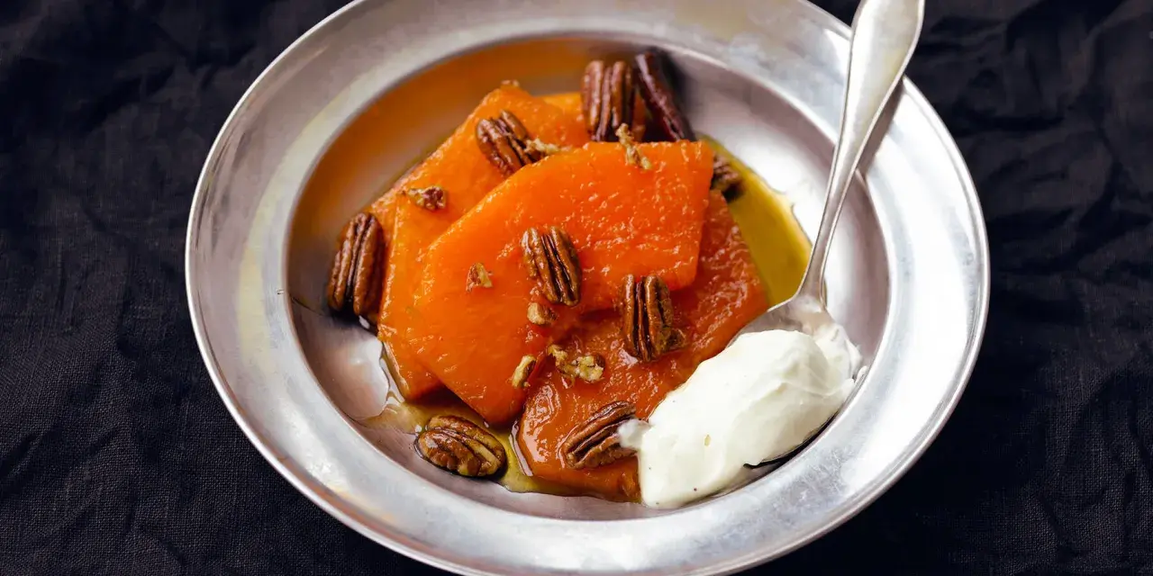 Söta, honungsglaserade pumpaskivor med pekannötter och en klick grädde. En härlig ayote en miel-dessert.