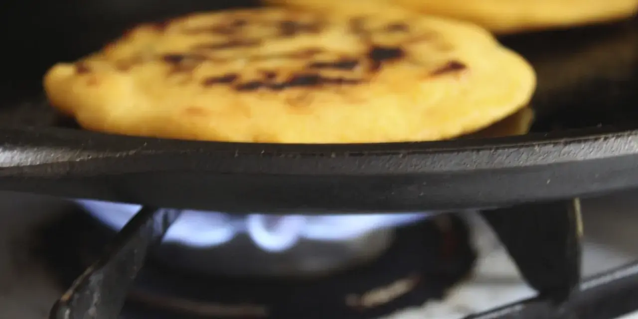 Pupusas de queso con loroco steker på en gaspis.