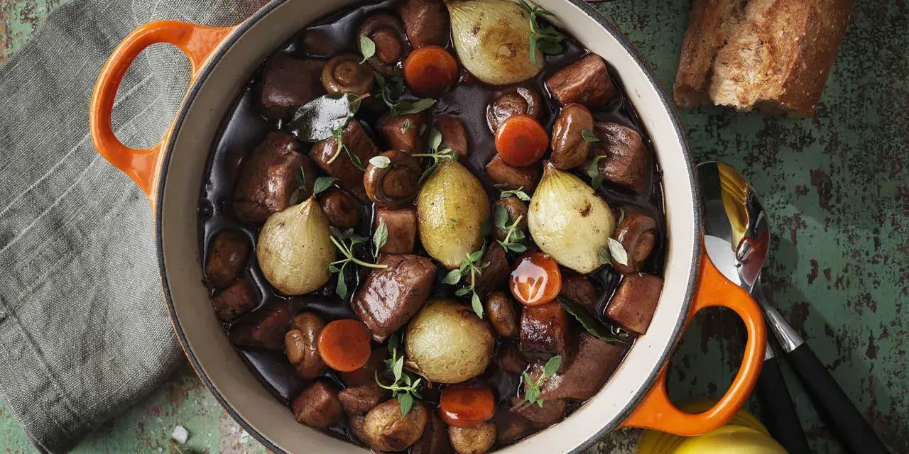 En gryta med mustig köttgryta, svamp, morötter och hela små lökar. Perfekt för att laga en smakrik "posta de yugo para que sirve" – en rätt som värmer själen.
