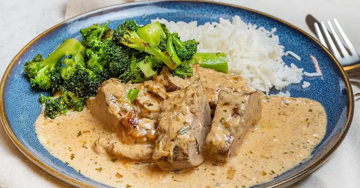 Fläskfilé i krämig sås med ris och broccoli. Enkel och god rätt, perfekt för lomo de cerdo recept.