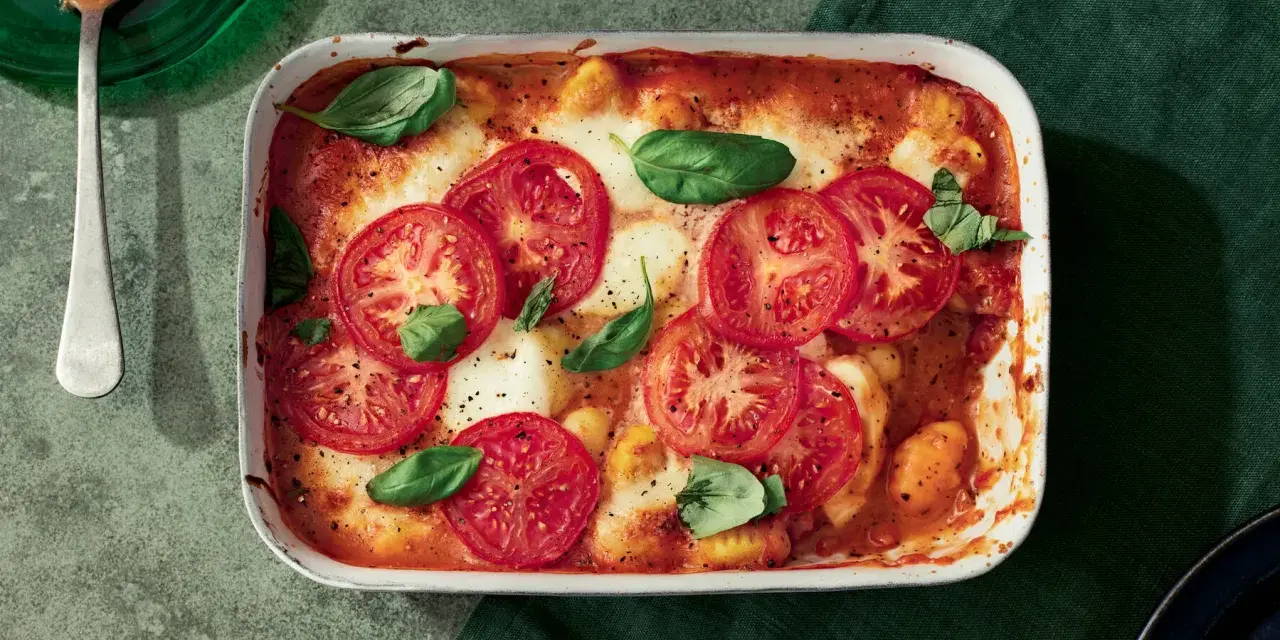 Ugnsbakad gnocchi med tomater och basilika, en rätt som visar hur enkla **especias para cocinar** kan lyfta en måltid.