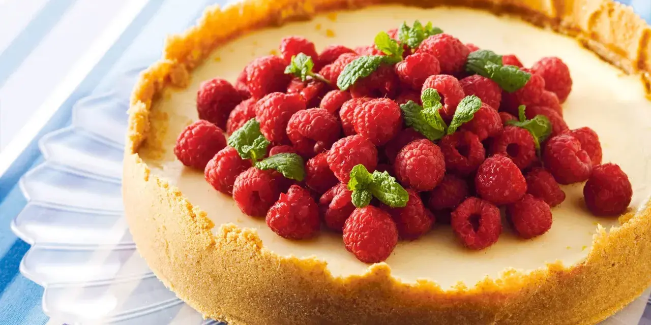 Klassisk ugnsbakad cheesecake med hallon och mynta. En perfekt receta de cheesecake tradicional al horno för alla tillfällen.