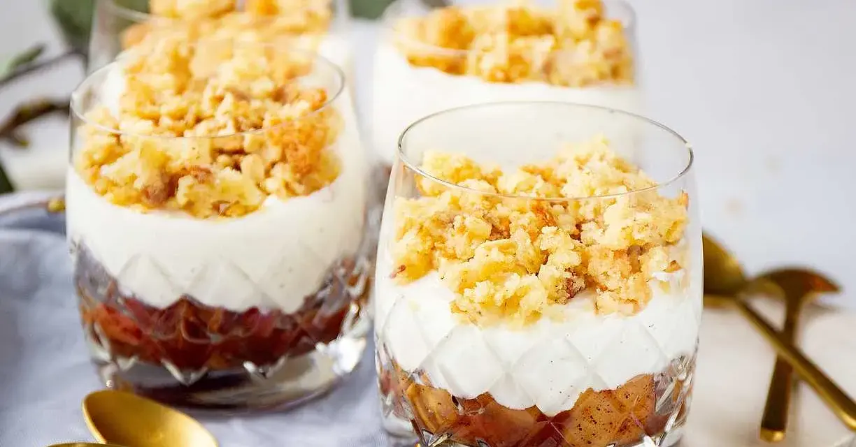 Ljuvlig ensalada de manzana i glas, med lager av äpple, krämig vanilj och smuldeg. Perfekt dessert!