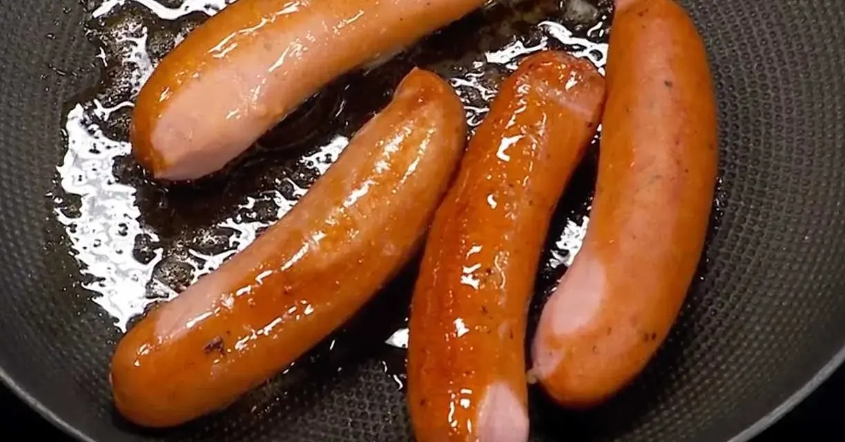 Stekta korvar i panna, en perfekt start för como hacer hot dog.