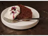 Chokladkaka med grädde och blomblad, en perfekt kombination till en kall öl.